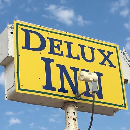 מידלנד Deluxe Inn מראה חיצוני תמונה