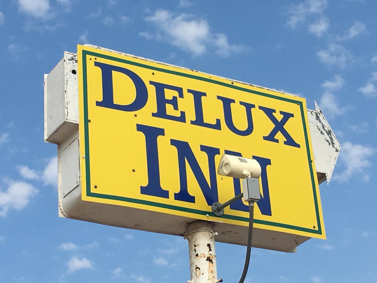 מידלנד Deluxe Inn מראה חיצוני תמונה